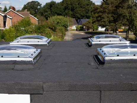 flat-roof-with-felt-covering-in-hot-weather