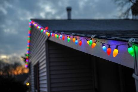 A string of christmas lights on a roof